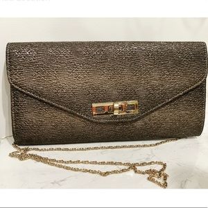 Off the shoulder clutch